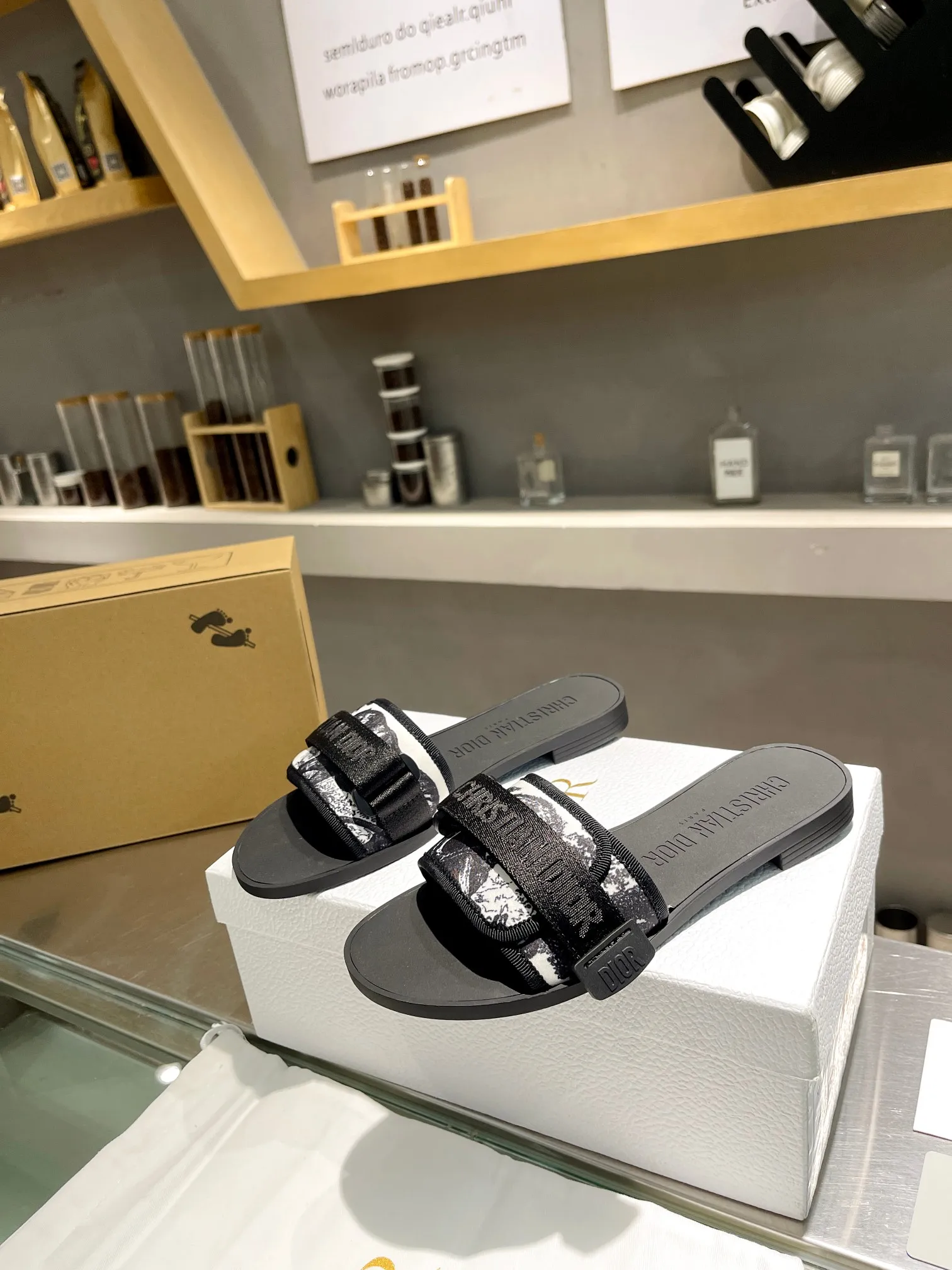 👟👟Ex-factory price 380👟👟 Dior D’s latest series of Velcro buckle sandals and slippers in new colors! Perfect reproduction of the original version, the most popular color matching fabric, super layered ▪️Original molded high-end TPU outsole (not ordinary rubber) ▪️Very comfortable and easy to walk. All upper materials are custom-made from the original ▪️3D electric embroidered three-dimensional cloth surface, very versatile, a must-have for lazy people in summer ▪️Number of yards: 35-41
